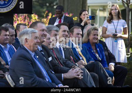 Oktober 15, 2019, Washington, District of Columbia, USA: Gesetzgeber von Missouri, darunter Gouverneur Mike Parson, US-Senator Roy Blunt (Republikaner für Missouri), United States Senator Josh Hawley (Republikaner für Missouri), United States Vertreter Jason Smith (Republikaner für Missouri), und repräsentative Ann Wagner (Republikaner von Missouri) United States President Donald J. Trumpf, als er die St. Louis Blues, der 2019 den Stanley Cup Champions, im Weißen Haus in Washington D.C., USA am Dienstag, 15. Oktober 2019 veranstaltet wurde. (Bild: © stefani Reynolds/CNP über ZUMA Draht) Stockfoto