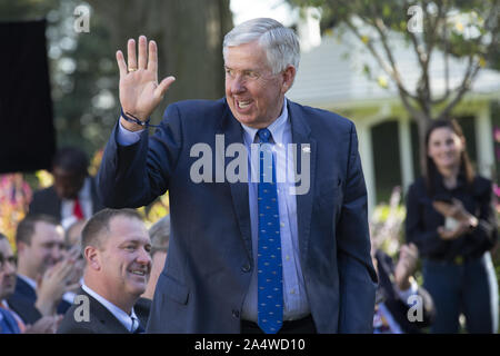 Oktober 15, 2019, Washington, District of Columbia, USA: Missouri Gouverneur Mike Parson ist durch US-Präsident Donald J. Trumpf eingeführt, als er die St. Louis Blues, der 2019 den Stanley Cup Champions, im Weißen Haus in Washington D.C., USA am Dienstag, 15. Oktober 2019. (Bild: © stefani Reynolds/CNP über ZUMA Draht) Stockfoto