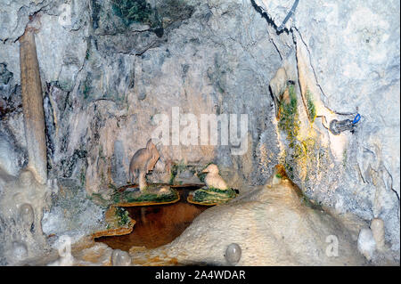 Steinerner Brunnen von Saint-Nectaire oder die Kunst der Kalkstein der Hinterlegung durch Wasser künstlerische Schaffen wirft Stockfoto