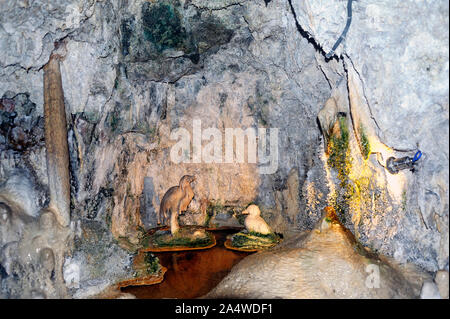 Steinerner Brunnen von Saint-Nectaire oder die Kunst der Kalkstein der Hinterlegung durch Wasser künstlerische Schaffen wirft Stockfoto