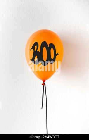 Orange urlaub Ballon mit schwarzem Text auf weißem Hintergrund Stockfoto