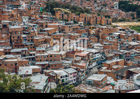 Über Blick auf Häuser auf den Hügeln von Comuna 13 in Medellin, Kolumbien Stockfoto