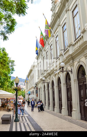 Funchal, Madeira, Portugal - Sep 10, 2019: Gebäude des Theaters in Madeiras Hauptstadt - Teatro Municipal Baltazar Dias. Die Menschen auf der Straße im historischen Zentrum. Touristische Attraktionen. Wehenden Fahnen. Stockfoto