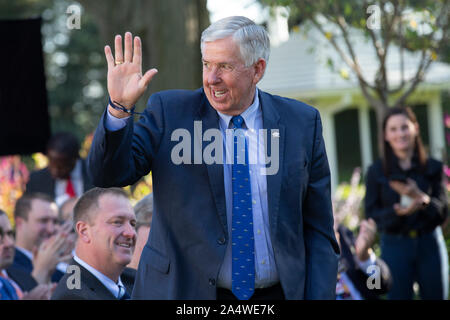 Washington, Vereinigte Staaten von Amerika. 15 Okt, 2019. Missouri Gouverneur Mike Parson ist durch US-Präsident Donald J. Trumpf eingeführt, als er die St. Louis Blues, der 2019 den Stanley Cup Champions, im Weißen Haus in Washington, DC, USA am Dienstag, 15. Oktober 2019. Credit: Stefani Reynolds/CNP | Verwendung der weltweiten Kredit: dpa/Alamy leben Nachrichten Stockfoto