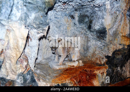 Steinerner Brunnen von Saint-Nectaire oder die Kunst der Kalkstein der Hinterlegung durch Wasser künstlerische Schaffen wirft Stockfoto