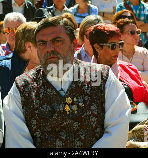 Falleras Mayores de Dénia und junge Ehrenrat an Straße Konzert 2019 Stockfoto