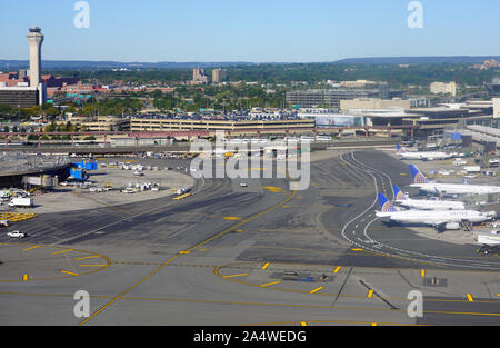 NEWARK, NJ-5 OKT 2019 - Blick auf den Ebenen von United Airlines (UA) am Internationalen Flughafen Newark Liberty (EWR) in New Jersey in der Nähe von New York City, ein maj Stockfoto