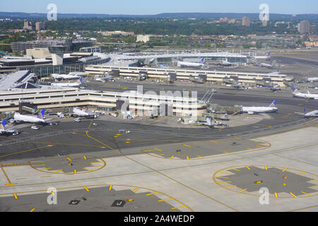 NEWARK, NJ-5 OKT 2019 - Blick auf den Ebenen von United Airlines (UA) am Internationalen Flughafen Newark Liberty (EWR) in New Jersey in der Nähe von New York City, ein maj Stockfoto