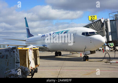 HALIFAX, Nova Scotia-5 OKT 2019 - Blick auf eine Ebene aus Kanadische Fluggesellschaft WestJet (WS) im Halifax Stanfield International Airport (YHZ) in Halifax, Stockfoto