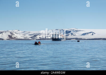 Touristische in Zodiacs an Land an Eolusneset Strand kommen auf Sorgfjorden, Spitzbergen, Arktis Stockfoto