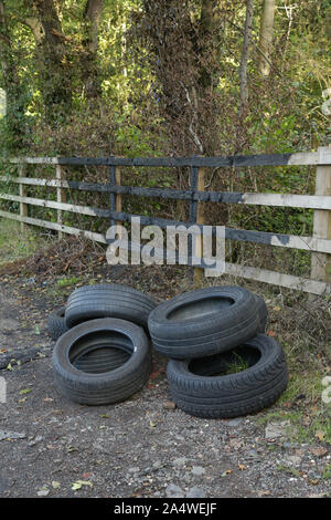 Gebrauchtwagen zu erproben in einem britischen country lane entleert. Stockfoto