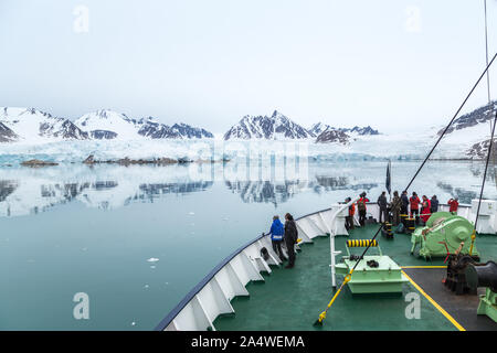 Touristen, die auf einem Schiff anzeigen Der Smeerenburg Glacier (Smeerenburgbreen) im Smeerenburgfjord, Svalbard, in der Arktis Stockfoto