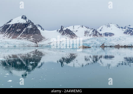 Smeerenburg Glacier (Smeerenburgbreen) im Smeerenburgfjord, Svalbard, in der Arktis Stockfoto