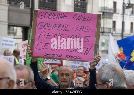 Eine Demonstrantin hält ein Plakat, das sagt, daß Regeln, wer regiert, wir die Renten während der Demonstration verteidigen. Rentner zu Madrid aus anderen Regionen Spaniens angemessene Renten zu protestieren und für die Regierung alle Pensionen bis € 1.080 pro Monat zu erhöhen. Stockfoto