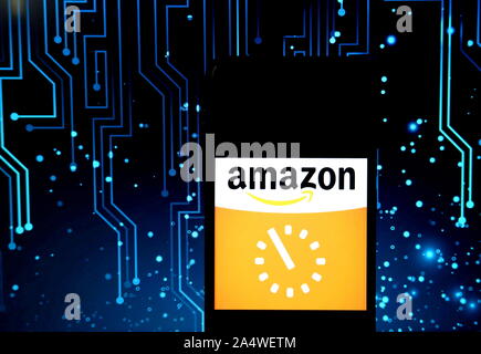 In diesem Foto Illustration einer amerikanischen multinationalen Unternehmen, das Amazon-Logo gesehen auf dem Smartphone angezeigt. Stockfoto