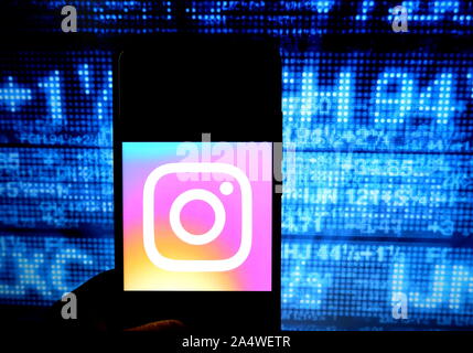 In diesem Foto Illustration ein Foto und Video Sharing social networking service application, Instagram logo gesehen auf dem Smartphone angezeigt. Stockfoto