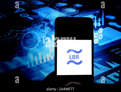 In diesem Foto Illustration Waage Crptocurrency logo gesehen auf dem Smartphone angezeigt. Stockfoto