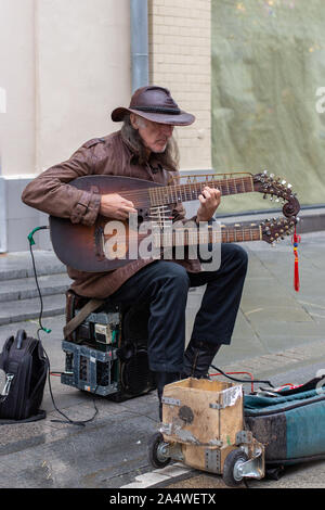 12-10-2019, Moskau, Russland. Straßenmusiker Sergey Sadov mit einem hausgemachten Sadora Saiteninstrument, zwei hälse an der Gitarre. Berühmte folk style Street g Stockfoto