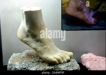 Steinerner Brunnen von Saint-Nectaire oder die Kunst der Kalkstein der Hinterlegung durch Wasser künstlerischen zu machen wirft Stockfoto