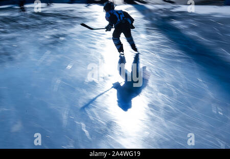 Dresden, Deutschland. 16 Okt, 2019. Die 7-jährige Ice Hockey Player Emil wird von der Geschwindigkeit Eislaufbahn im EnergieVerbund Arena für eine erste Proberunde auf einer Presseveranstaltung am Anfang der Saison. Für die Saison 2019/2020 Eislaufen, ein abwechslungsreiches, Wettkampf und Training Programm sowie zahlreiche Veranstaltungen für Freizeitsportler wird auf dem 4.000 Quadratmeter großen Outdoor oval organisiert werden. Credit: Jens Büttner/dpa-Zentralbild/ZB/dpa/Alamy leben Nachrichten Stockfoto