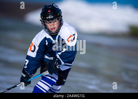 Dresden, Deutschland. 16 Okt, 2019. Die 7-jährige Ice Hockey Player Oskar wird von der Geschwindigkeit Eislaufbahn im EnergieVerbund Arena für eine erste Proberunde auf einer Presseveranstaltung am Anfang der Saison. Für die Saison 2019/2020 Eislaufen, ein abwechslungsreiches, Wettkampf und Training Programm sowie zahlreiche Veranstaltungen für Freizeitsportler wird auf dem 4.000 Quadratmeter großen Outdoor oval organisiert werden. Credit: Jens Büttner/dpa-Zentralbild/dpa/Alamy leben Nachrichten Stockfoto