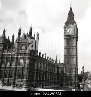 1950er Jahre, historischer Blick auf den Clock Tower, allgemein bekannt als Big Ben, neben dem Palace of Westminster, dem Sitz der beiden Häuser des Parlaments der britischen Regierung, London, England, Großbritannien. Stockfoto