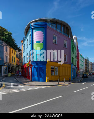 Folkestone Glühbirne Wandbild auf Tontine Street, an der kreativen Viertel von Künstler Michael Craig-Martin. Mit seinem Markenzeichen keylines und kräftigen Farben. Stockfoto