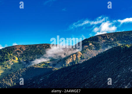 Mountain Sanctuary gegen dramatische Wolken am Nachmittag in der großen Höhe von Yading, Daocheng, China Stockfoto