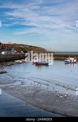 Hafen von Folkestone. Mit Fischerbooten und Yachten, kleinen Booten und Schnellbooten. Durch die massive Hafen Mauer geschützt. Stockfoto