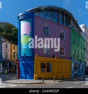 Folkestone Glühbirne Wandbild auf Tontine Street, an der kreativen Viertel von Künstler Michael Craig-Martin. Mit seinem Markenzeichen keylines und kräftigen Farben. Stockfoto