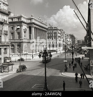 1950er Jahre, historisch, eine Straßenbahn der Epoche auf der Canebiere, Marseille, Frankreich, vorbei am Palais de la Bourse, dem Sitz der Industrie- und Handelskammer Aix-Marseille Provence, dem ältesten CCI der Welt. Stockfoto