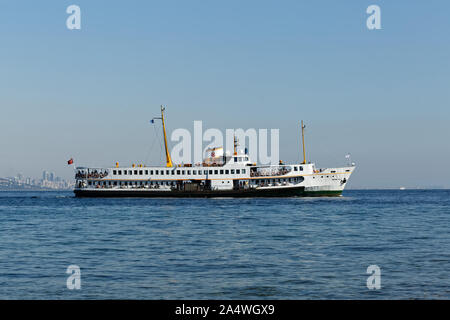 Kinaliada, Istanbul/Türkei - September 29, 2019: Istanbul City Ferry für Prinzen Inseln segeln durch das Marmarameer an einem sonnigen Sonntag morgen. Stockfoto