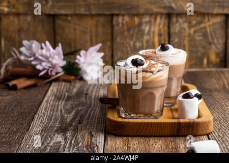 Happy Monster, Pumpkin spice Latte mit Schlagsahne und großen Marshmallow Auge auf der Oberseite, Halloween Dessert im Glas Stockfoto