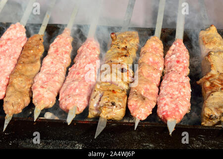 Schaschlik, ein Teller aufgespießt und gegrilltes Lamm Fleisch sehr schmackhaft und in Usbekistan beliebt. Dekhon Basar, Chiwa. Usbekistan Stockfoto