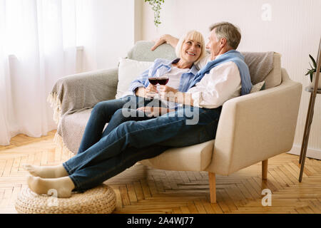 Entspannt senior Paar, Wein trinken, ein Jubiläum feiern. Stockfoto