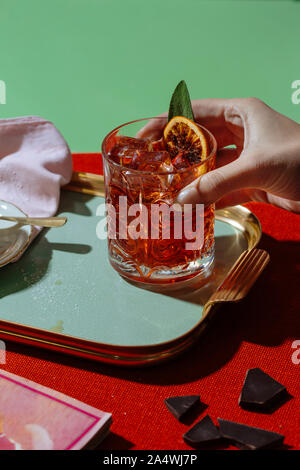 Negroni, einem beliebten italienischen alkoholische Aperitif Cocktail, mit einem hellen roten Farbe, Wermut, bitter und Gin. Stockfoto