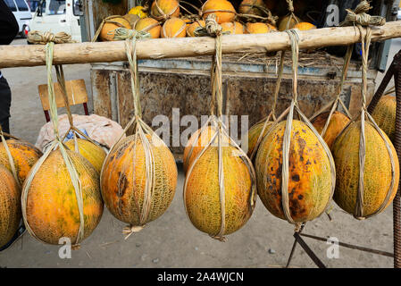 Die köstlichen usbekischen Melonen waren bereits durch die mittelalterliche Reisende Ibn Battuta gelobt. Dekhon Basar, Chiwa. Usbekistan Stockfoto