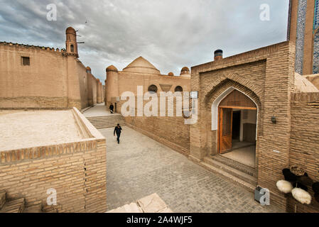 Straße in der Altstadt von Chiwa (Itchan Kala), einem UNESCO-Weltkulturerbe. Usbekistan Stockfoto