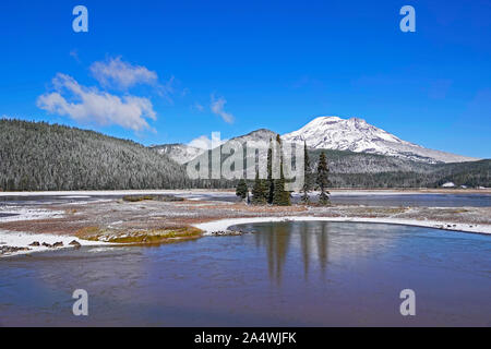 Eine Ansicht von Süden Schwestern Höhepunkt in den Drei Schwestern Wildnis, über Funken See im Deschutes National Forest entlang der Cascade Lakes Highway i Stockfoto