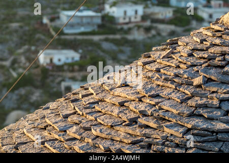 Runden Dach aus Stein Fliesen auf einem Berg, Hügel, Saranda, Albanien. Close up Details Bild während der Goldenen Stunde genommen, Moody Frühling Stockfoto