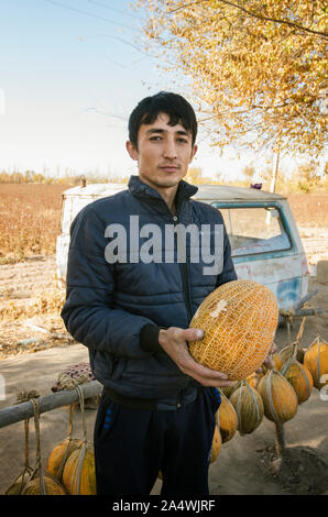 Melonen Anbieter. Kyzylkum Wüste in der Nähe von Fluss Amudarja. Die köstlichen usbekischen Melonen waren bereits durch die mittelalterliche Reisende Ibn Battuta gelobt. Uzbekist Stockfoto