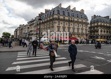 Paris, Frankreich, 27. September, 2019: Fußgänger Quai Saint Michel in Paris, Blick auf Notre Dame im Hintergrund Stockfoto
