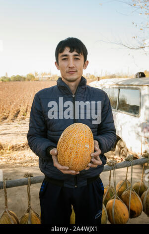 Melonen Anbieter. Kyzylkum Wüste in der Nähe von Fluss Amudarja. Die köstlichen usbekischen Melonen waren bereits durch die mittelalterliche Reisende Ibn Battuta gelobt. Uzbekist Stockfoto