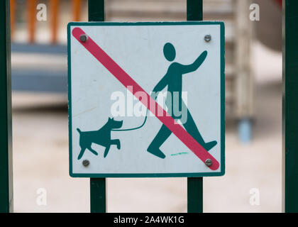 Kein Hund wandern Zeichen auf die Tore von einem Kinderspielplatz Stockfoto