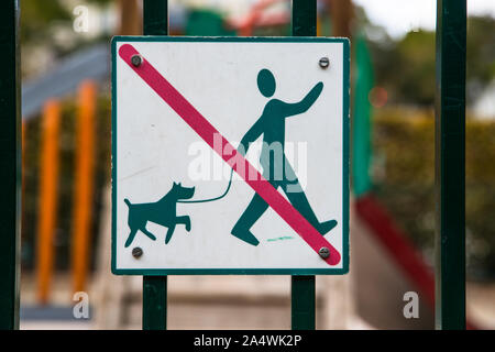 Kein Hund wandern Zeichen auf die Tore von einem Kinderspielplatz Stockfoto