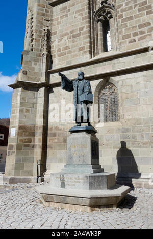 Statue von Johannes Honterus außerhalb der Schwarzen Kirche (Biserica Neagră), Brasov, Siebenbürgen, Rumänien. Stockfoto
