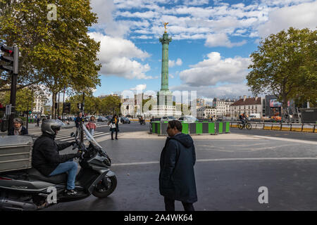 Paris, Frankreich, 3. Oktober, 2019: Delivery Roller fahren, an der Place de la Bastille in Paris Stockfoto