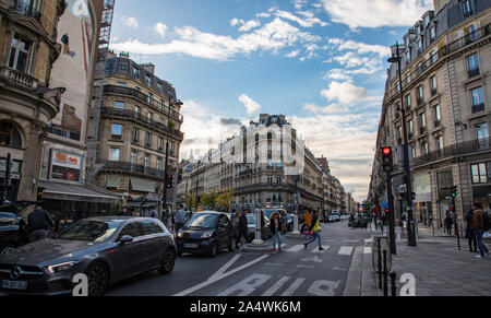 Paris, Frankreich, 7. Oktober, 2019: belebten Rue Étienne Marcel in Paris während der abendlichen Hauptverkehrszeit Stockfoto