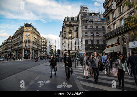 Paris, Frankreich, 7. Oktober, 2019: belebten Rue Étienne Marcel in Paris während der abendlichen Hauptverkehrszeit Stockfoto