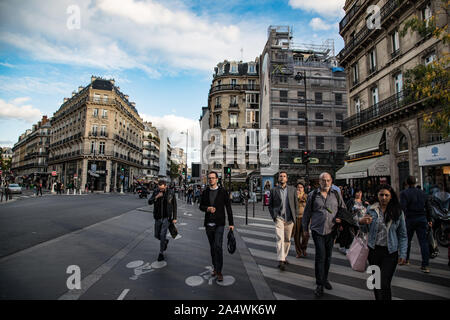 Paris, Frankreich, 7. Oktober, 2019: belebten Rue Étienne Marcel in Paris während der abendlichen Hauptverkehrszeit Stockfoto